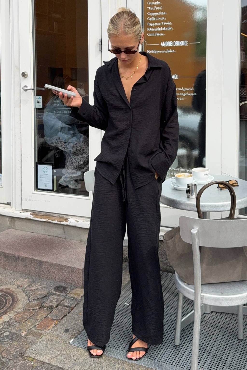 Lilly Pants + Lilly Shirt (noir) - Forme de package