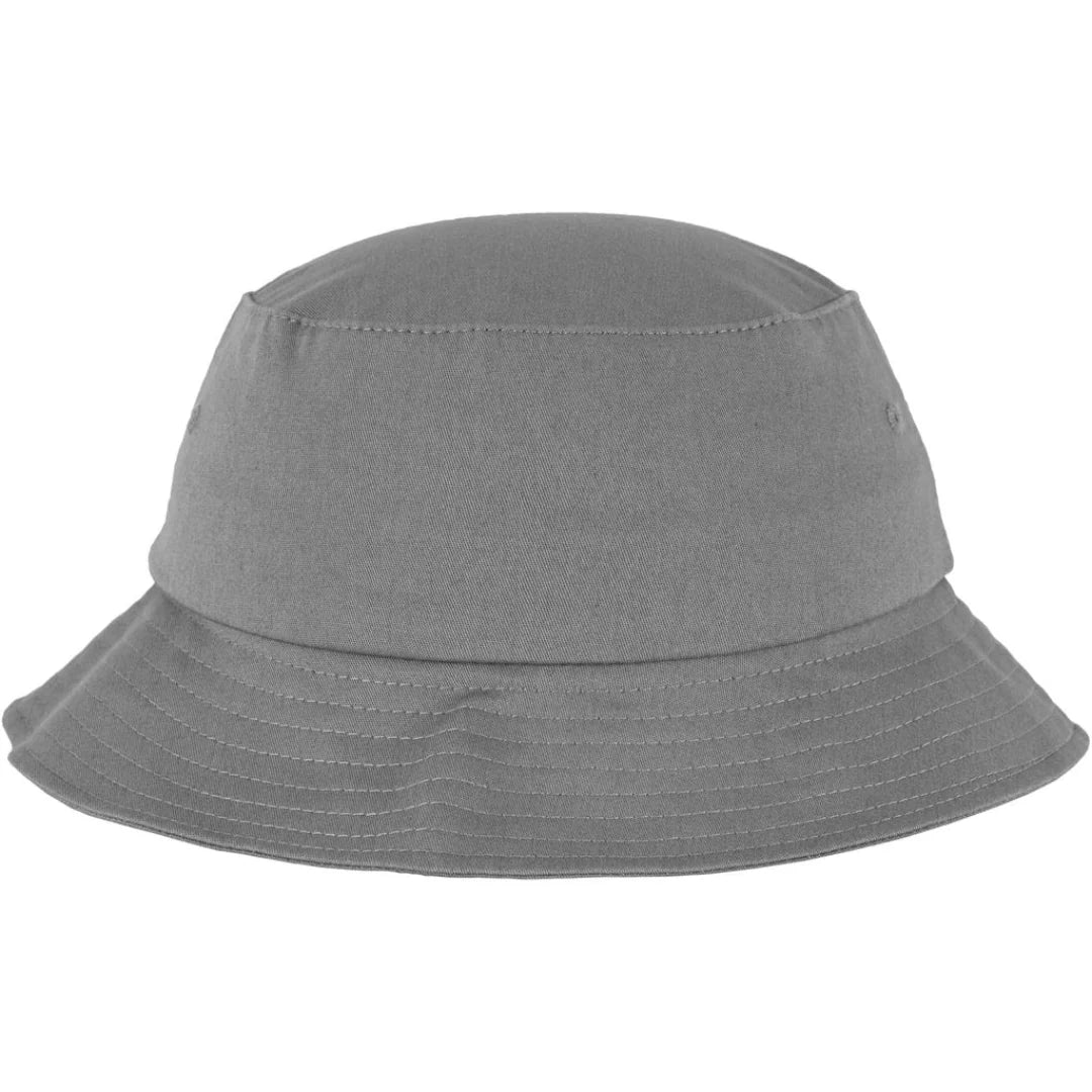  6. Le chapeau seau gris minimaliste