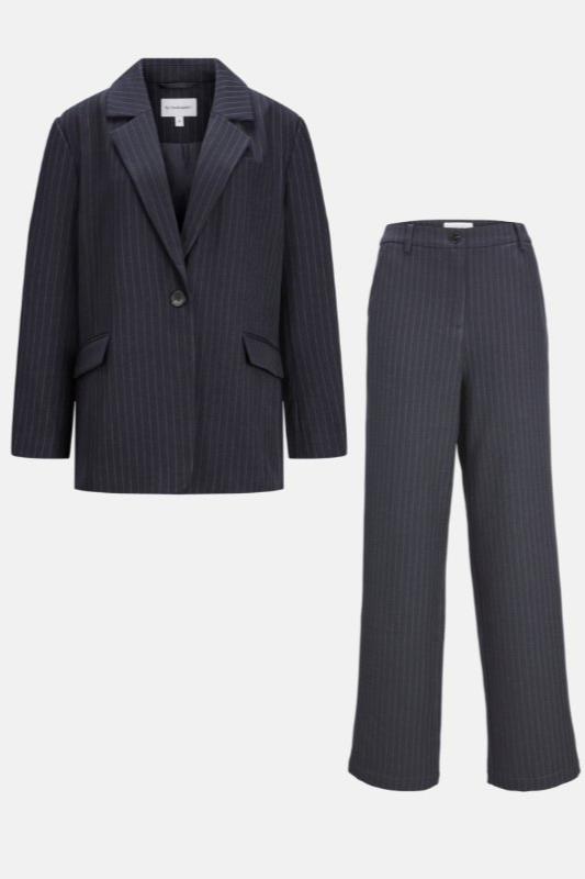 Costume surdimensionné (Navy Pinstripe) - Forme de package