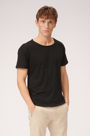 Deep Neck T-shirt - Black